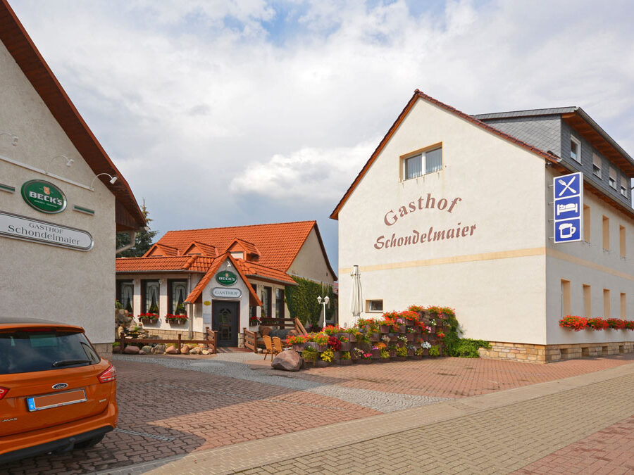 Ansicht des Gasthofes Schondelmaier von der Straße aus